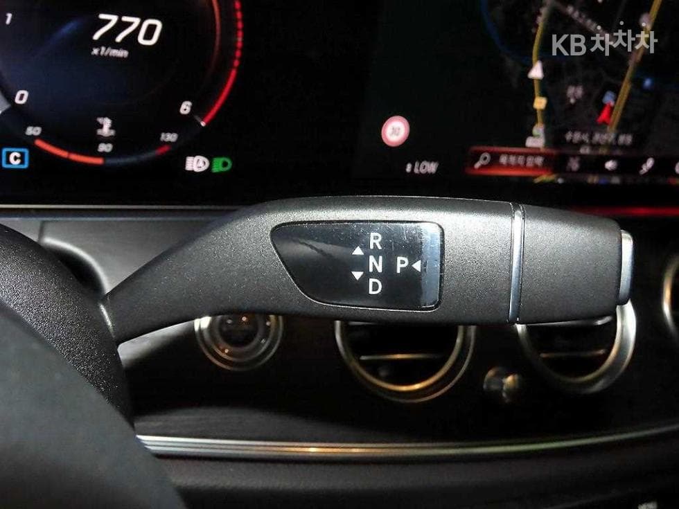 Mercedes-Benz E-Клас (W213)E220d 4MATIC AMG Line - 12