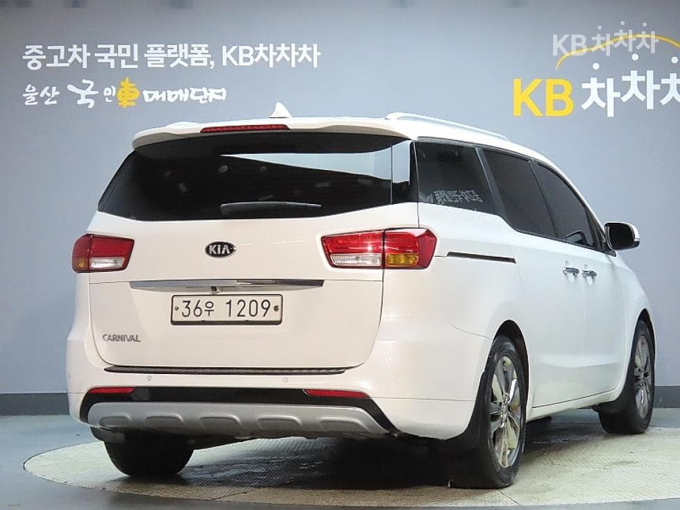 Kia All New Carnival9-seater 2.2 Diesel Prestige - 2