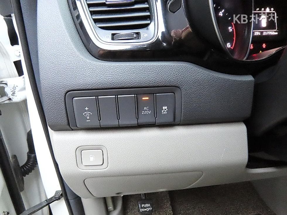 Kia All New Carnival9-seater 2.2 Diesel Prestige - 13