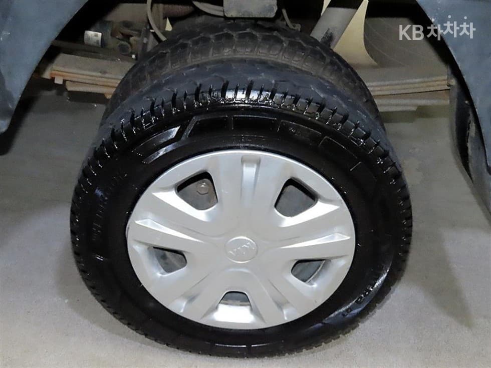Киа The New (фейслифт) Бонго 3 (лек)1 тон Королевска кабина Удължено междуосие 2WD GLS - 17