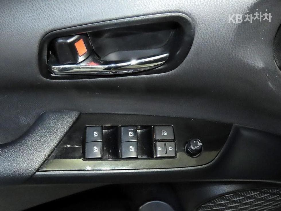 Toyota Prius 4th generation1.8 E - - 8