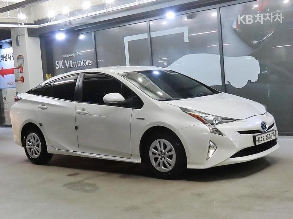 Toyota Prius 4th generation 1.8 E - - Image 1