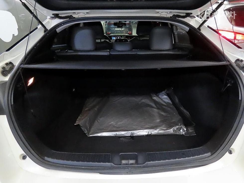 Toyota Prius 4th generation1.8 E - - 6