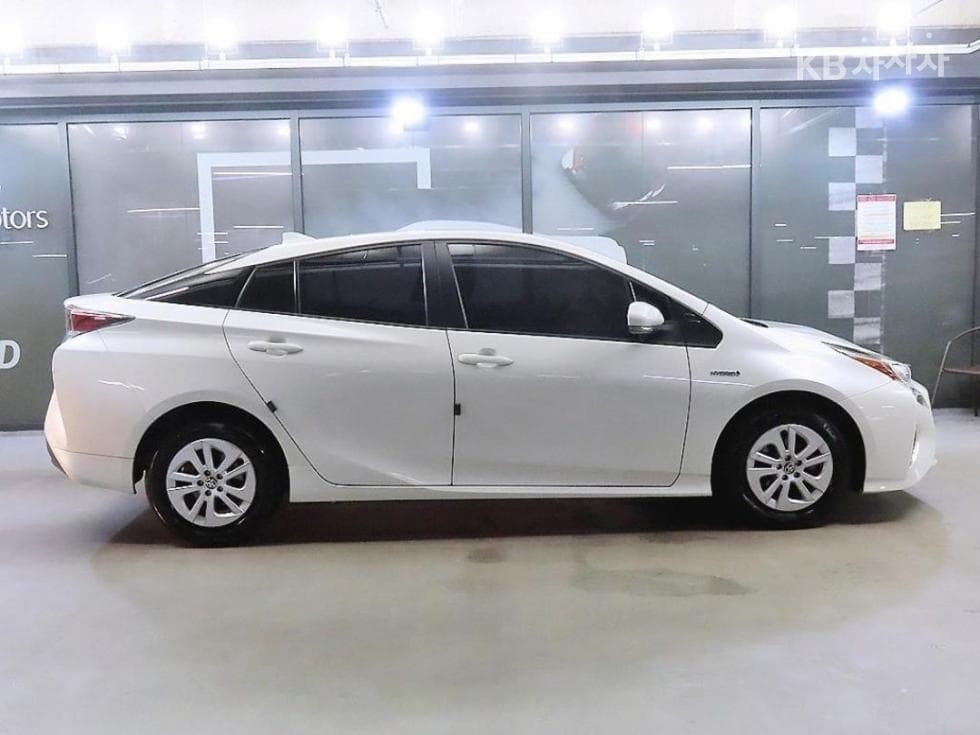 Toyota Prius 4th generation1.8 E - - 3