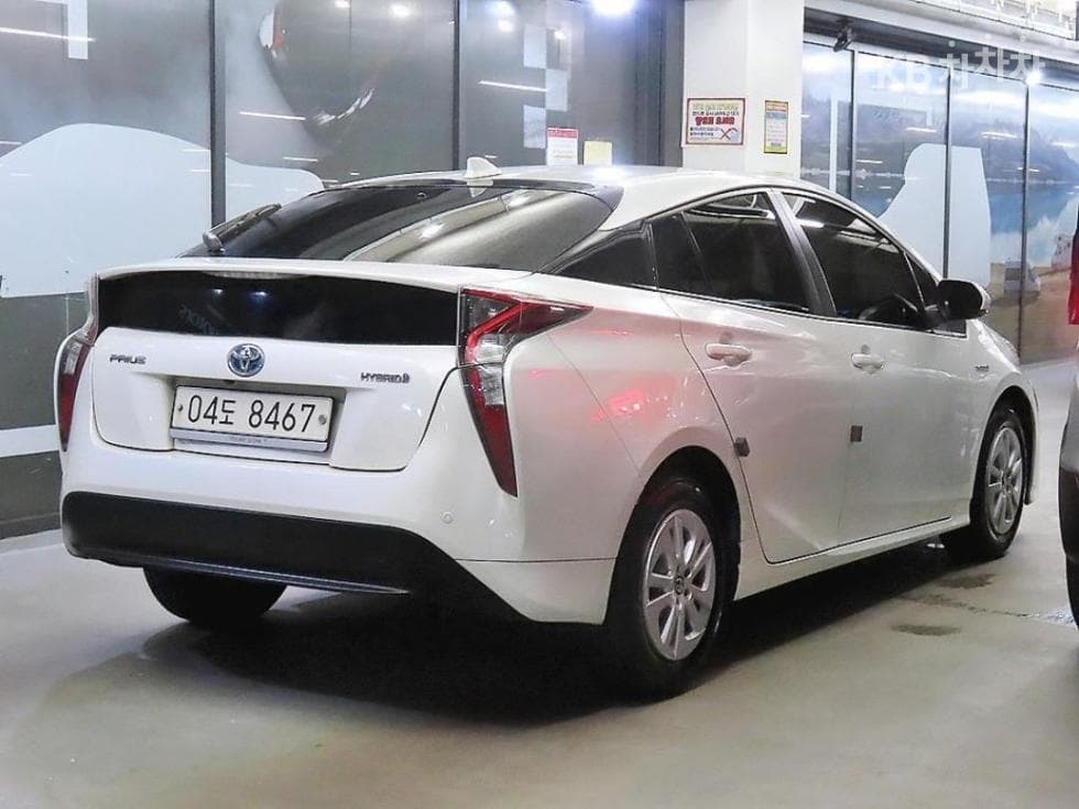 Toyota Prius 4th generation1.8 E - - 4