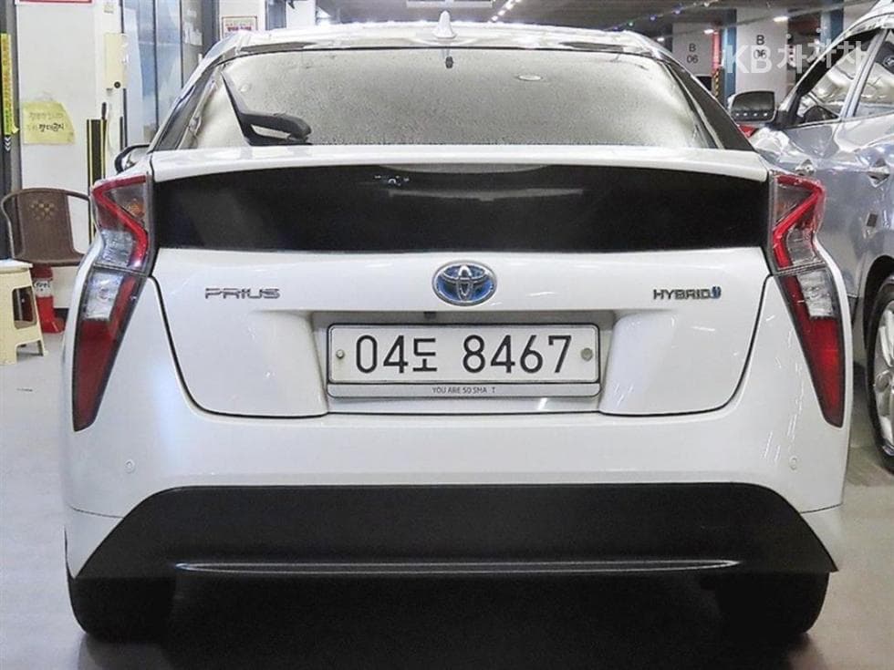 Toyota Prius 4th generation1.8 E - - 5