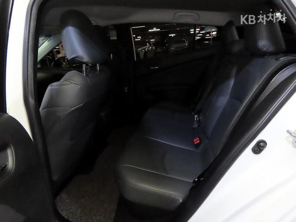 Toyota Prius 4th generation1.8 E - - 10