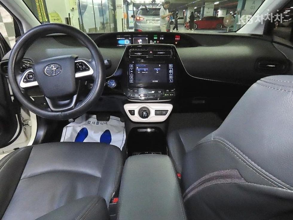 Toyota Prius 4th generation1.8 E - - 11