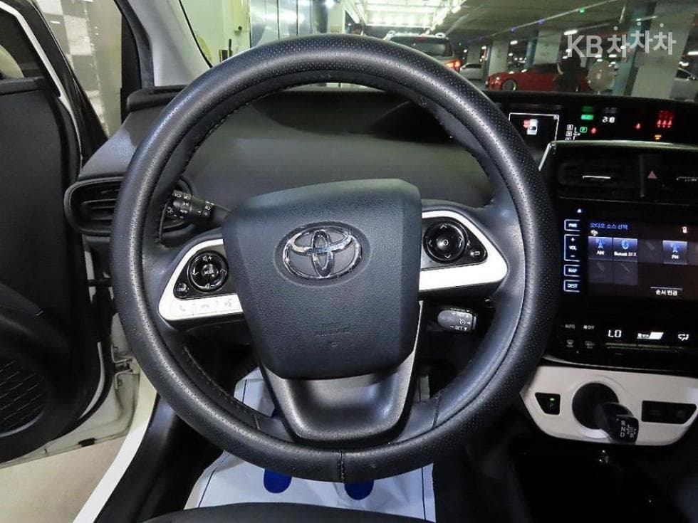 Toyota Prius 4th generation1.8 E - - 12