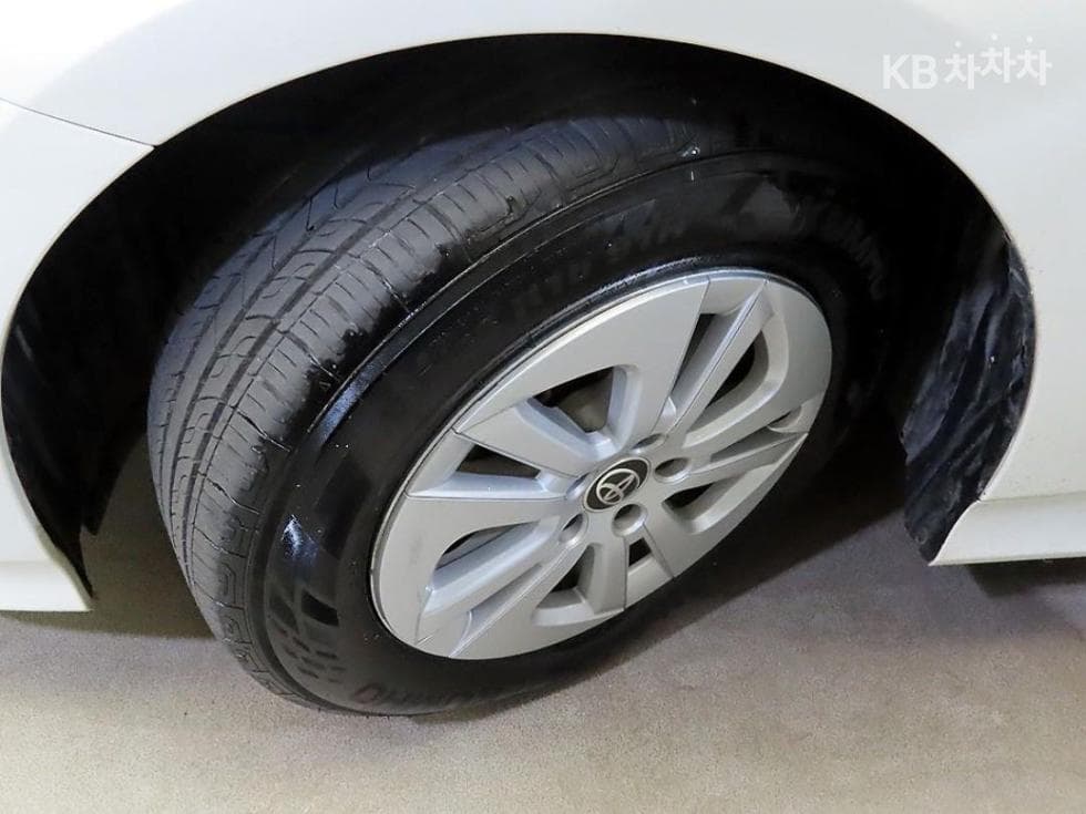 Toyota Prius 4th generation1.8 E - - 13