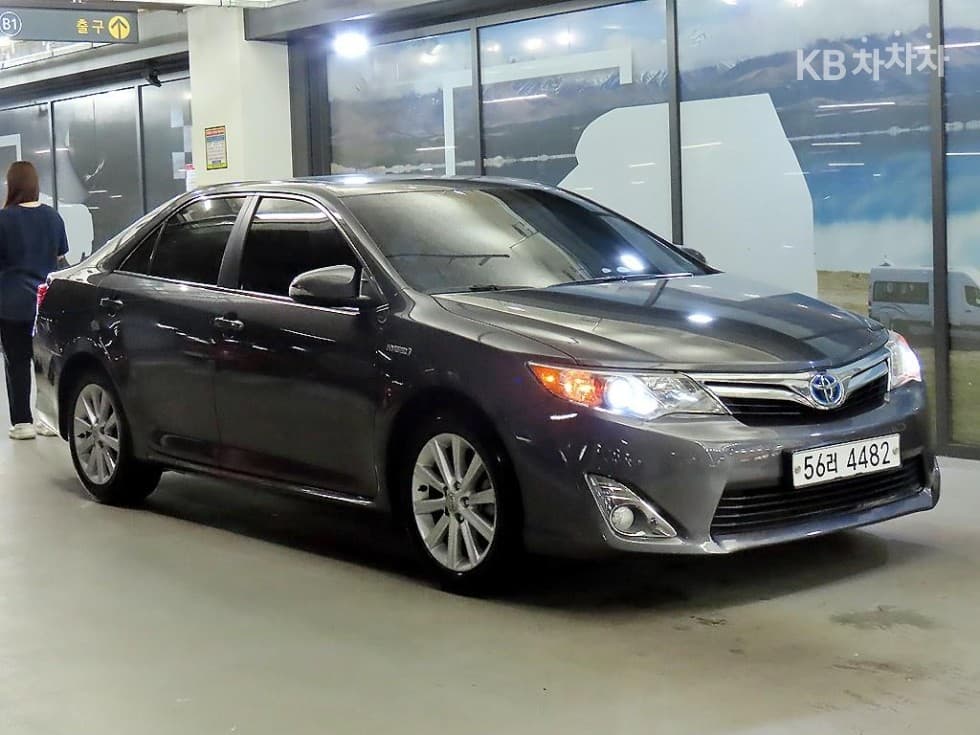Toyota Нов Camry 2.5L хибрид XLE - Image 1