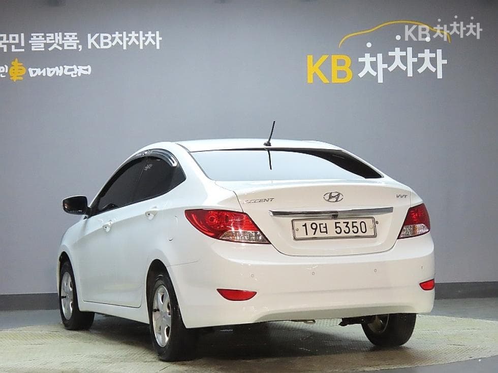 Hyundai Accent(신형)1.4 VVT Premier - 4