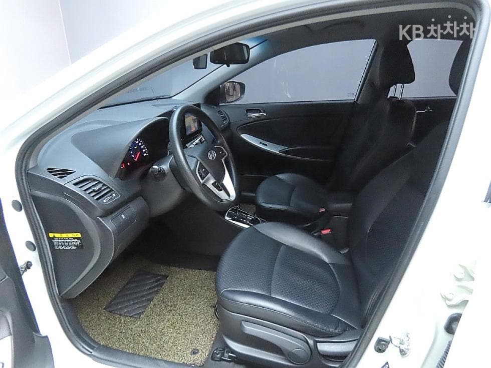 Hyundai Accent(신형)1.4 VVT Premier - 10