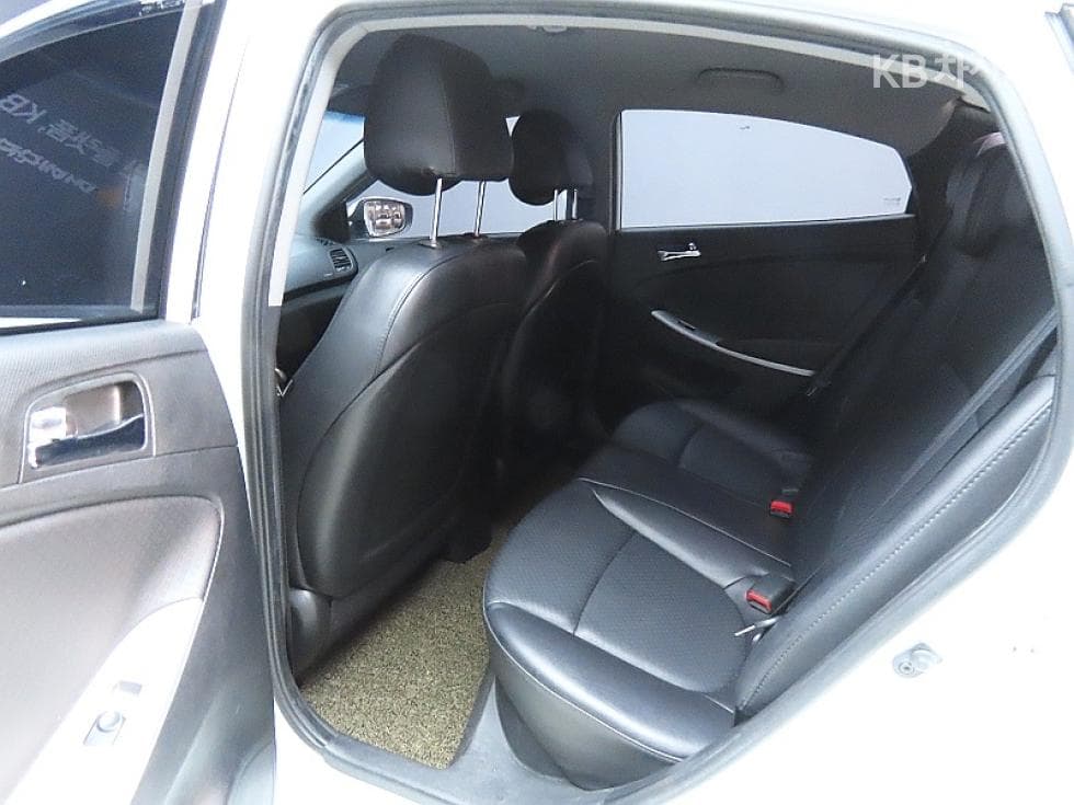 Hyundai Accent(신형)1.4 VVT Premier - 11
