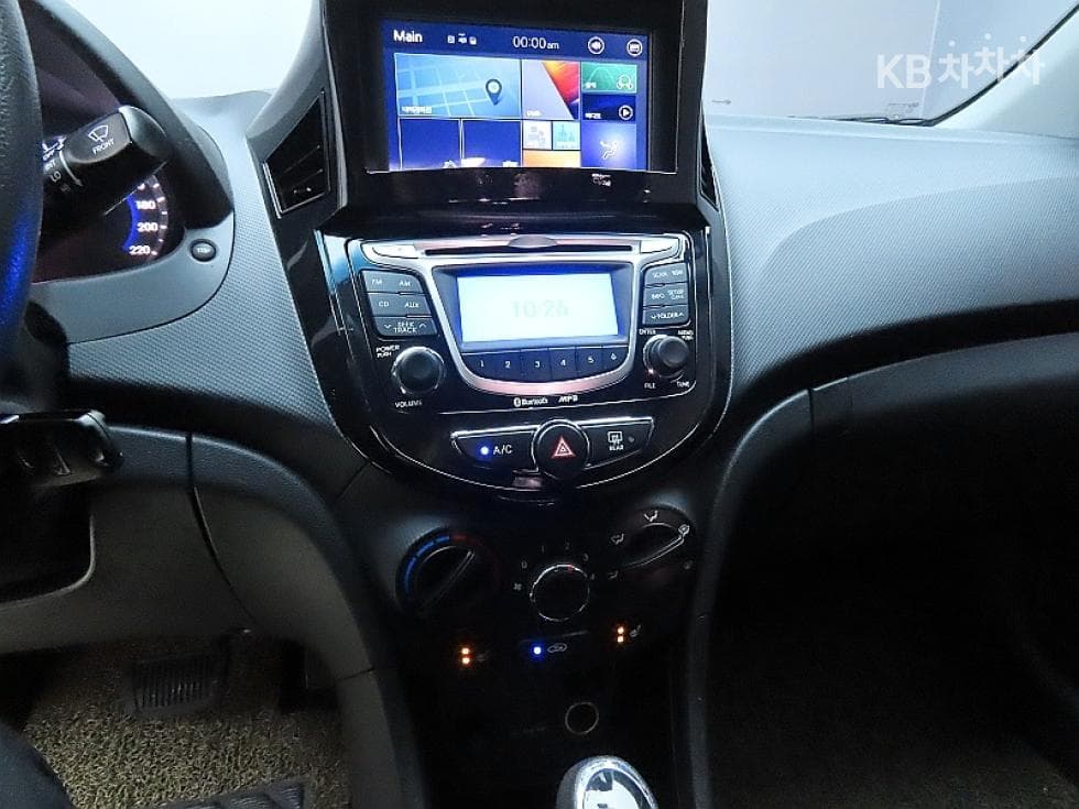 Hyundai Accent(신형)1.4 VVT Premier - 17