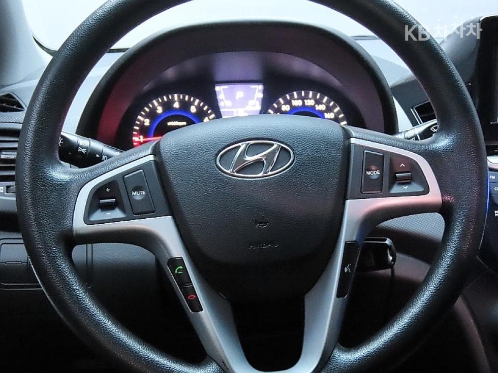Hyundai Accent(신형)1.4 VVT Premier - 18