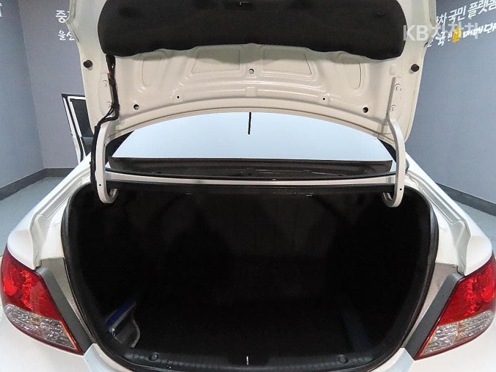 Hyundai Accent(신형)1.4 VVT Premier - 19