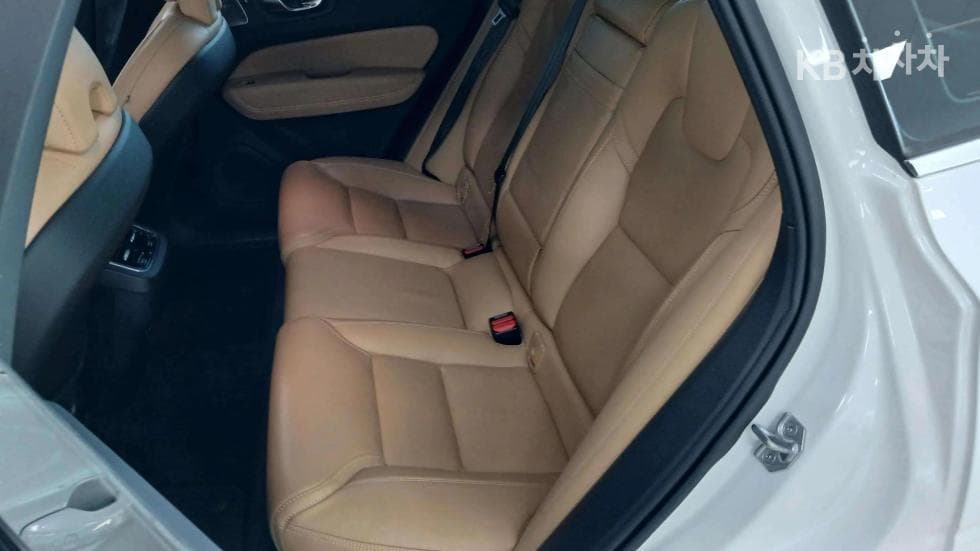 Volvo XC60 Второ поколениеB6 Inscription - 20