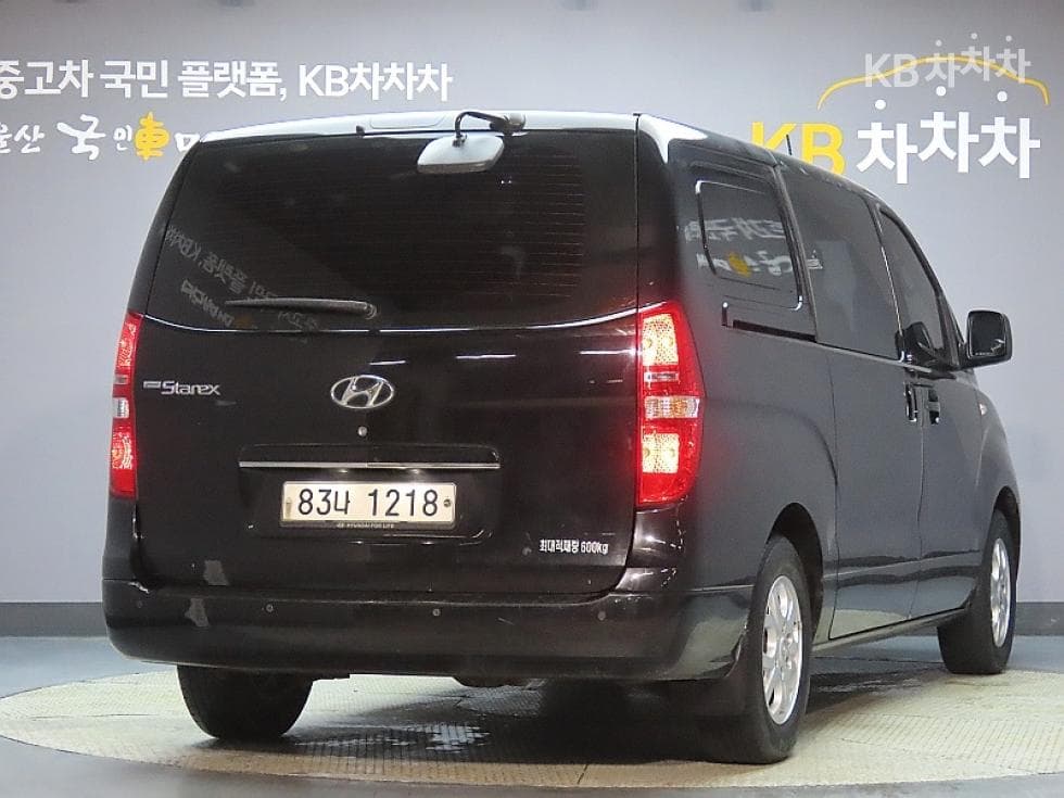 Hyundai Grand Starex5-seater Van CVX Deluxe - 2