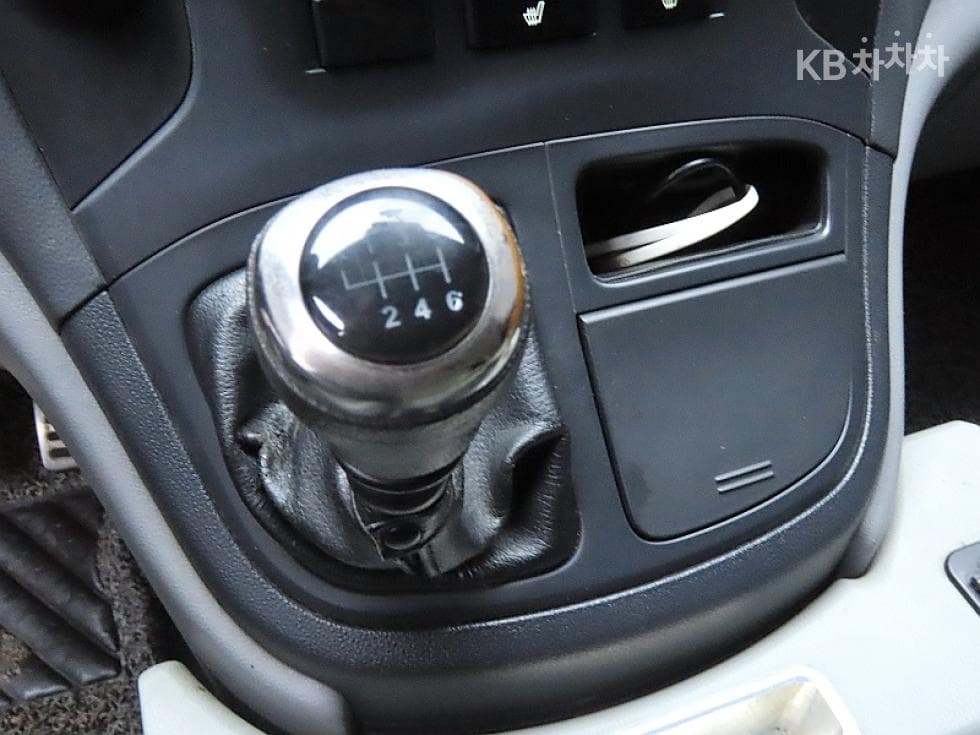 Hyundai Grand Starex5-seater Van CVX Deluxe - 9