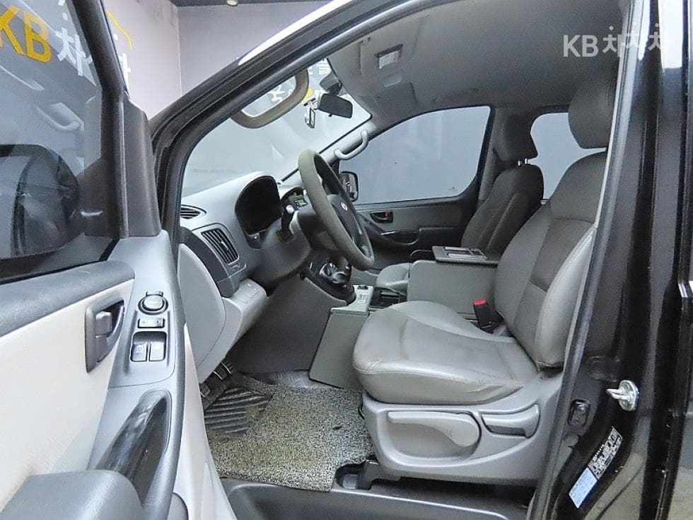 Hyundai Grand Starex5-seater Van CVX Deluxe - 10
