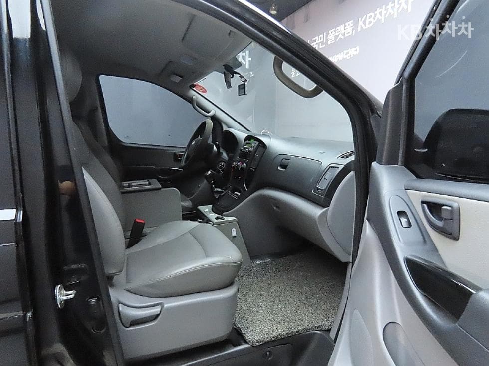 Hyundai Grand Starex5-seater Van CVX Deluxe - 11