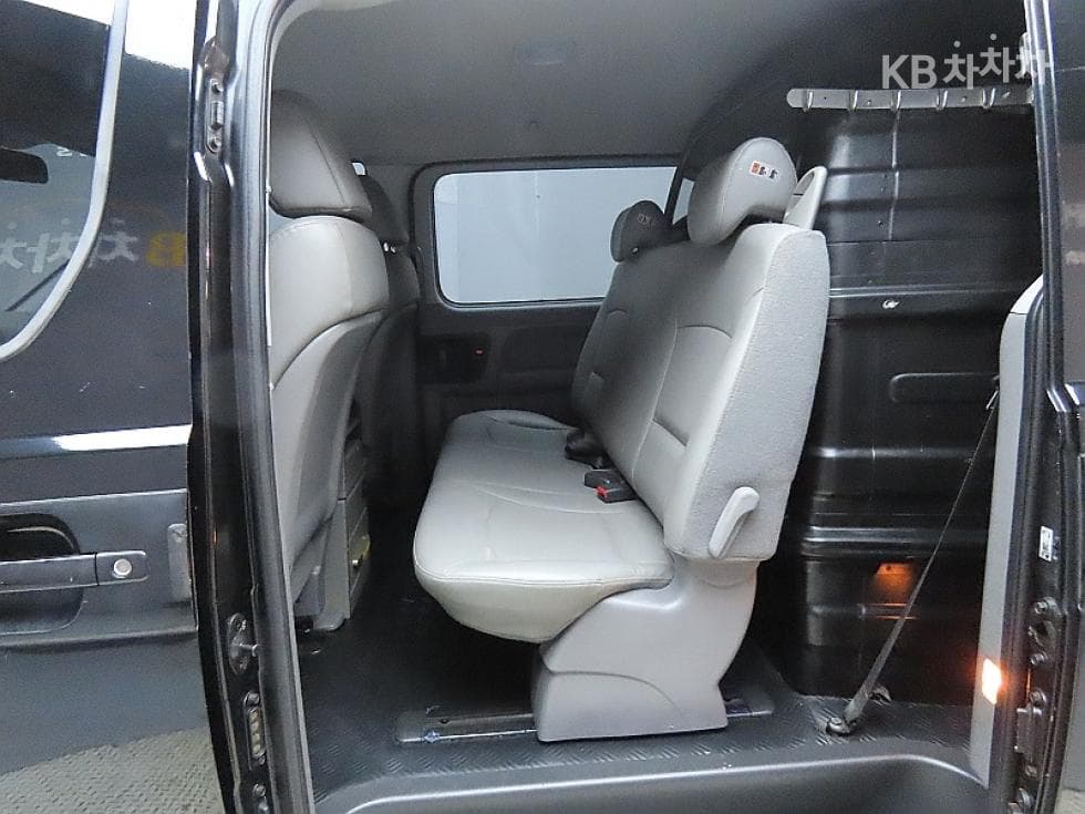 Hyundai Grand Starex5-seater Van CVX Deluxe - 12