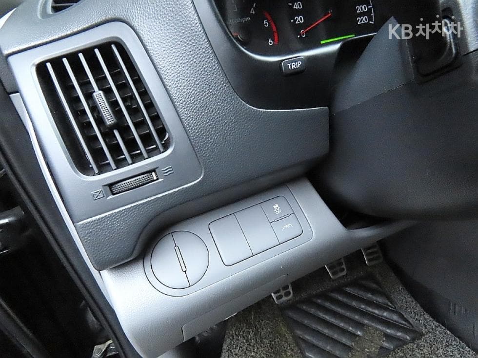 Hyundai Grand Starex5-seater Van CVX Deluxe - 13