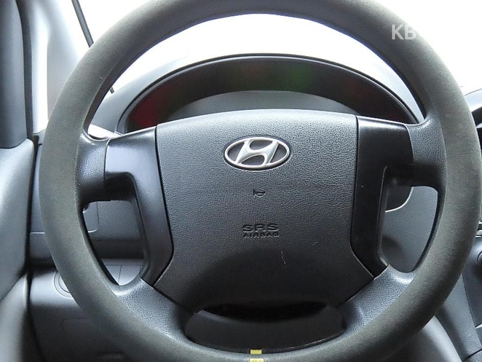 Hyundai Grand Starex5-seater Van CVX Deluxe - 17