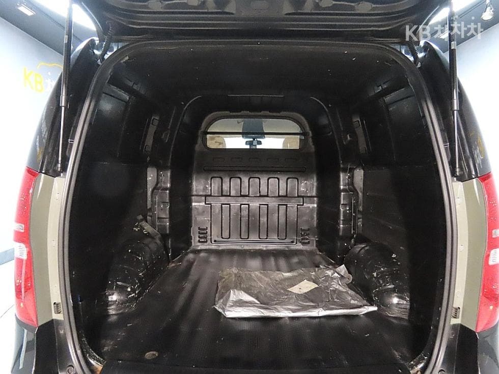 Hyundai Grand Starex5-seater Van CVX Deluxe - 18
