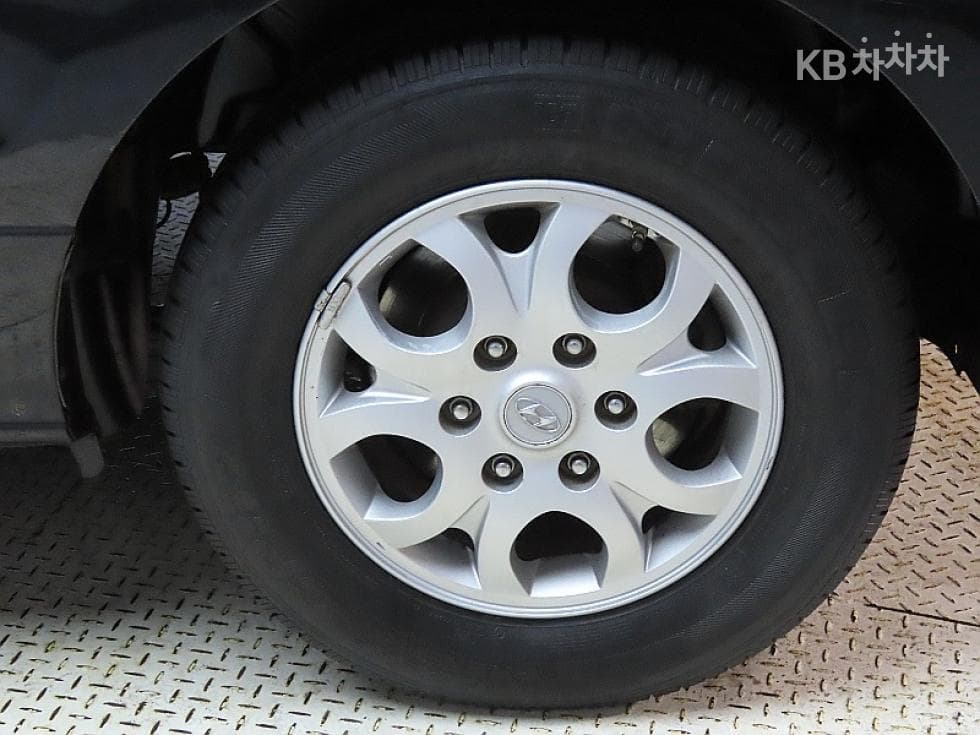 Hyundai Grand Starex5-seater Van CVX Deluxe - 19