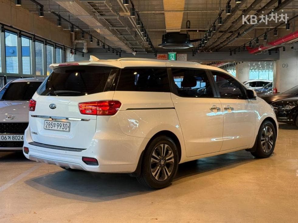 Kia The New (facelift) Carnival9-seater 2.2 Diesel Luxury - 4