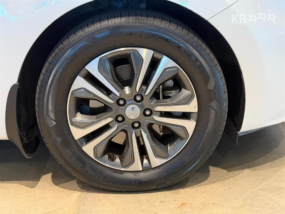 Kia The New (facelift) Carnival9-seater 2.2 Diesel Luxury - 5