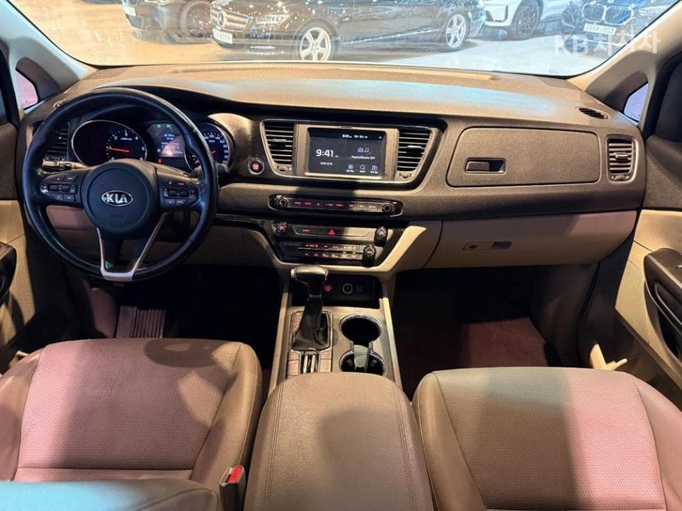 Kia The New (facelift) Carnival9-seater 2.2 Diesel Luxury - 7