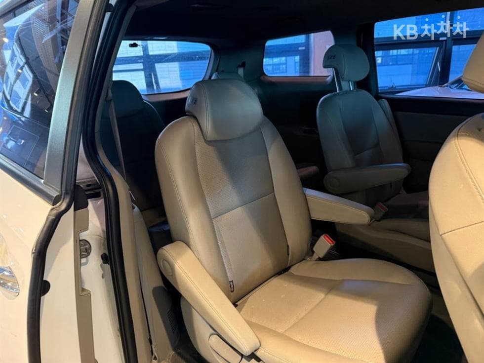 Kia The New (facelift) Carnival9-seater 2.2 Diesel Luxury - 10