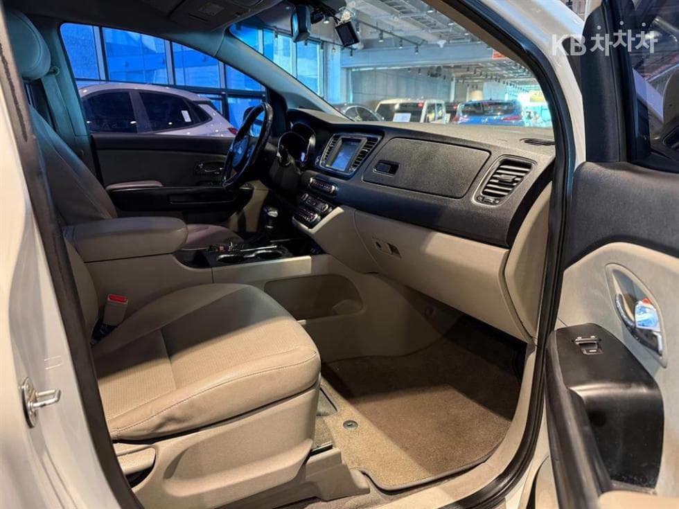 Kia The New (facelift) Carnival9-seater 2.2 Diesel Luxury - 11
