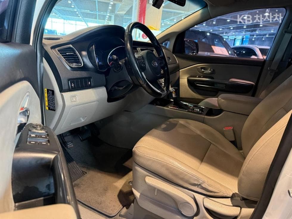 Kia The New (facelift) Carnival9-seater 2.2 Diesel Luxury - 12