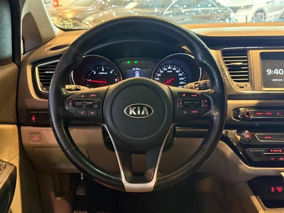 Kia The New (facelift) Carnival9-seater 2.2 Diesel Luxury - 13