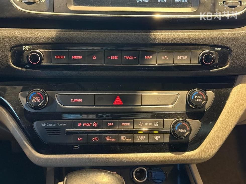 Kia The New (facelift) Carnival9-seater 2.2 Diesel Luxury - 16