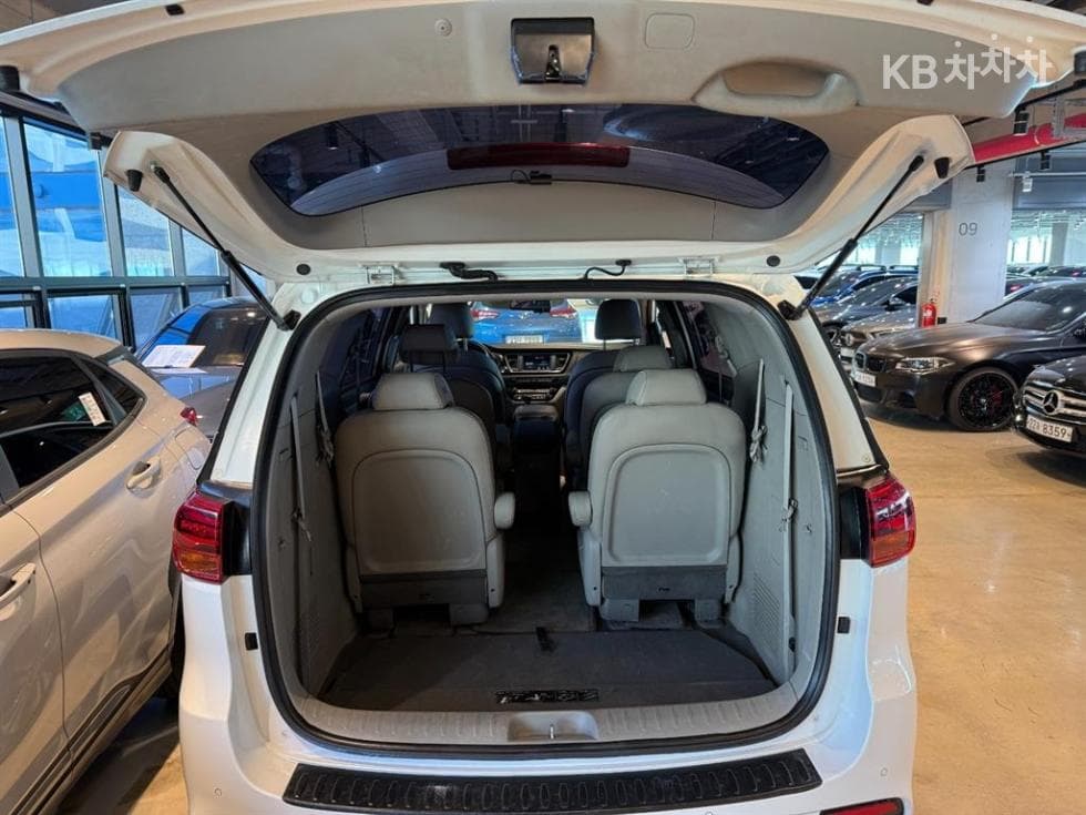 Kia The New (facelift) Carnival9-seater 2.2 Diesel Luxury - 20