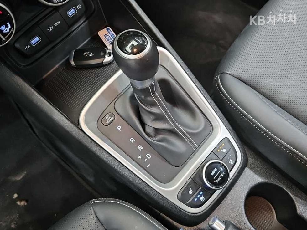 Hyundai VenueGasoline 1.6 Modern Plus - 8