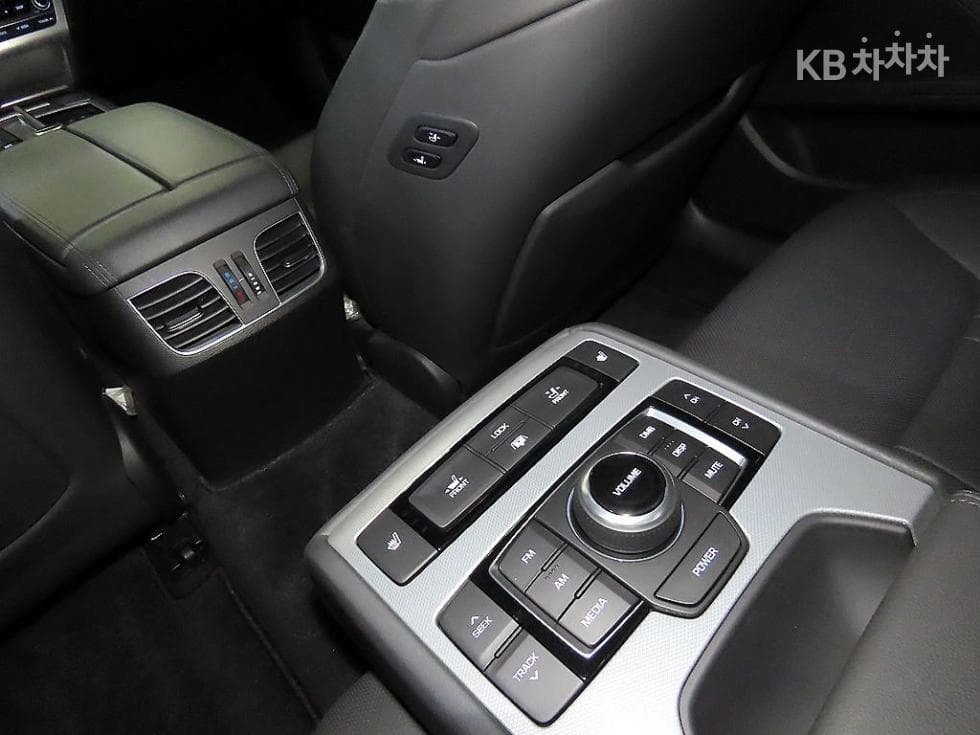 Genesis G803.8 GDI AWD Prestige - 16