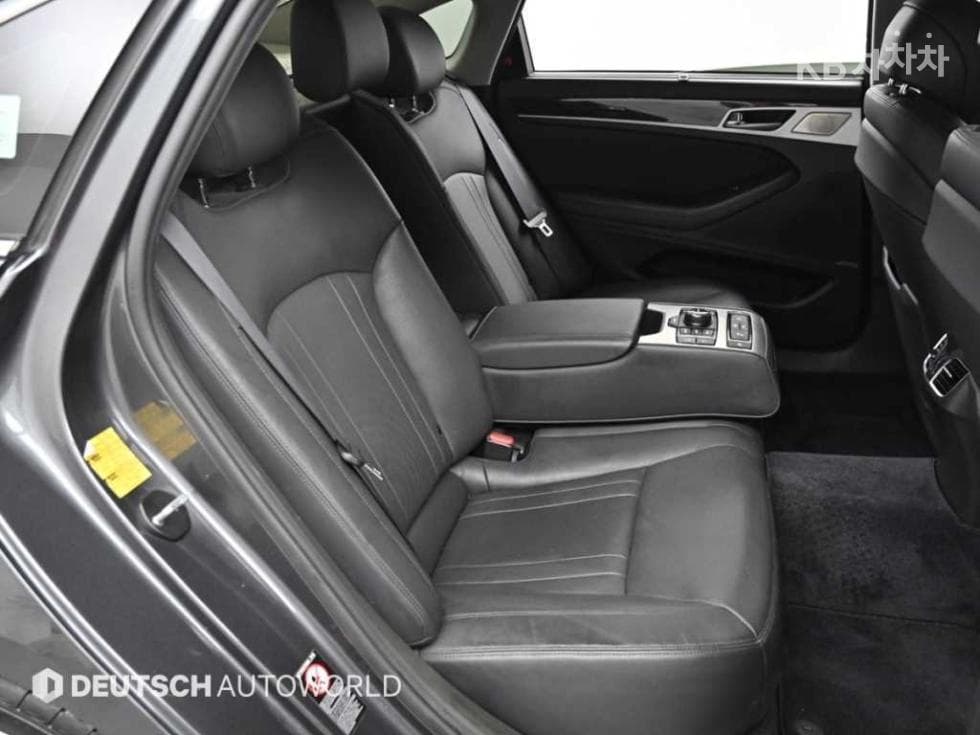Genesis G803.3 GDI AWD Prestige - 12