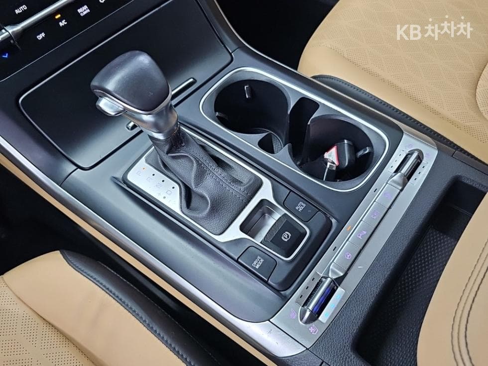 Kia Carnival 4th generationD2.2 9-seater Prestige - 8