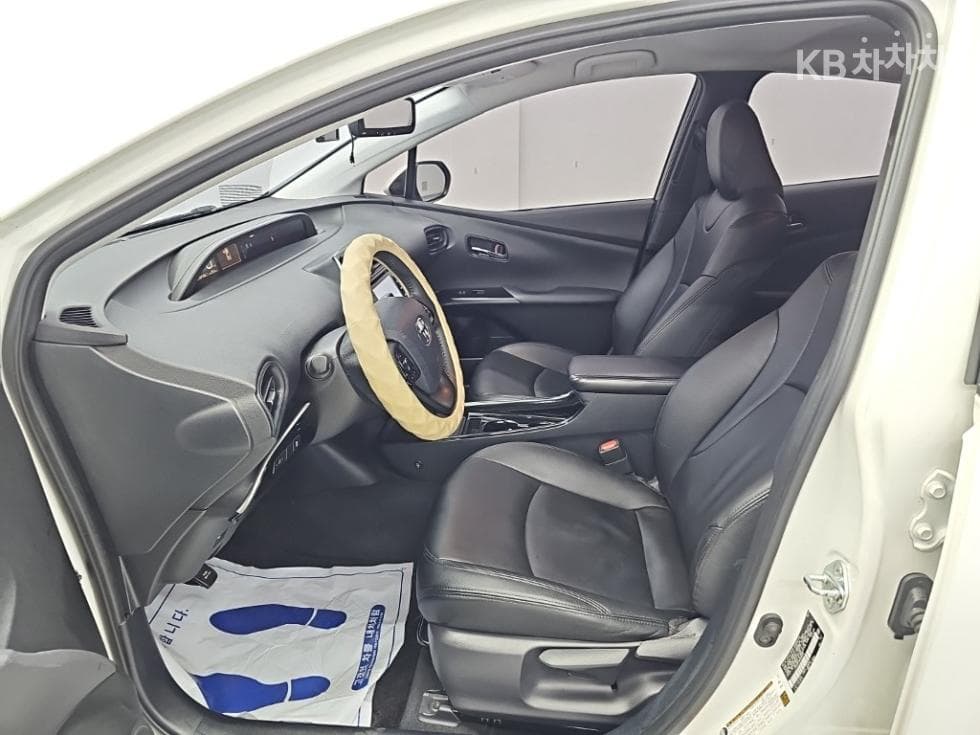 Toyota Prius 4-то поколение1.8 Стандартен - 11