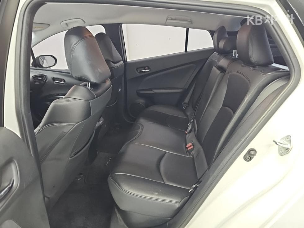 Toyota Prius 4-то поколение1.8 Стандартен - 12