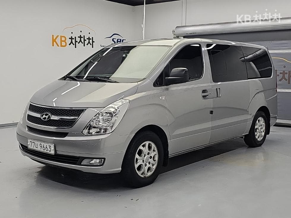 Hyundai Grand Starex 11-seater Wagon CVX Premium - Image 1