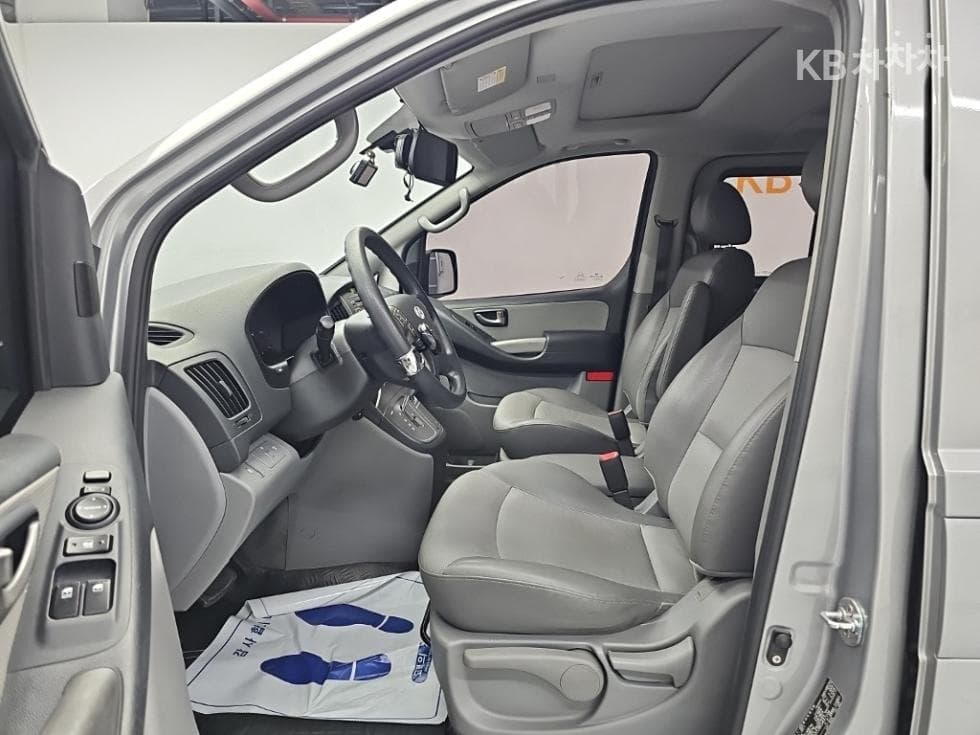 Hyundai Grand Starex11-seater Wagon CVX Premium - 11