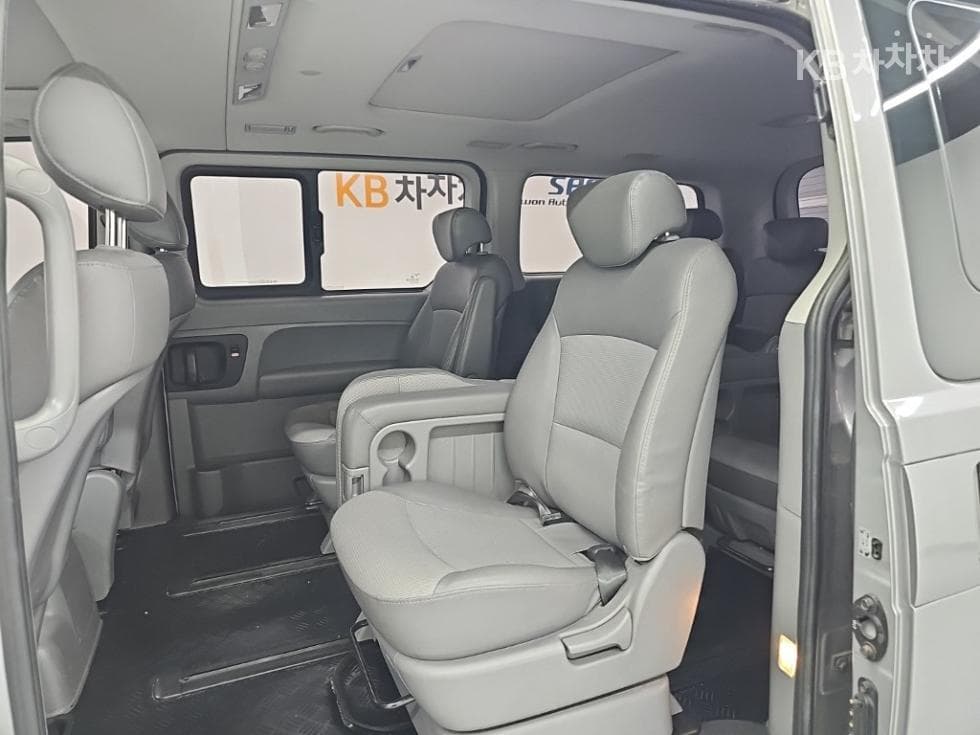 Hyundai Grand Starex11-seater Wagon CVX Premium - 12