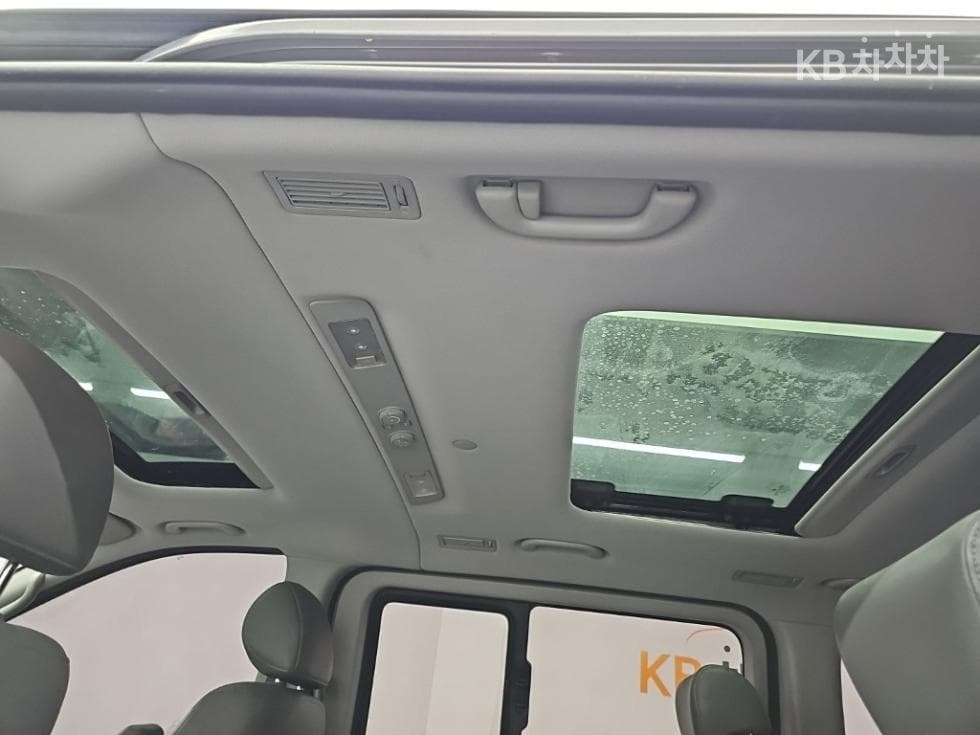 Hyundai Grand Starex11-seater Wagon CVX Premium - 13